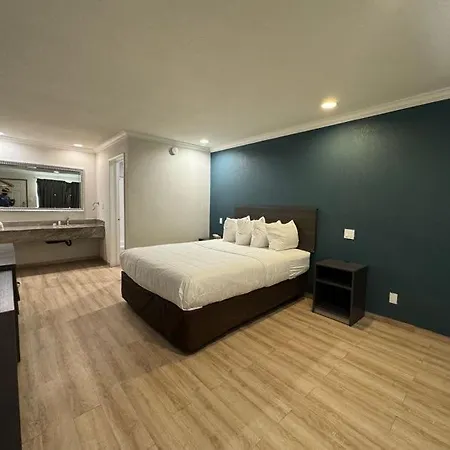 Baymont By Wyndham Bakersfield Hotel